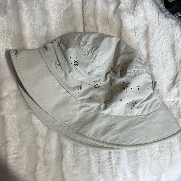 H. Off white Moon Shadow bucket hat one size - Picture 1 of 4